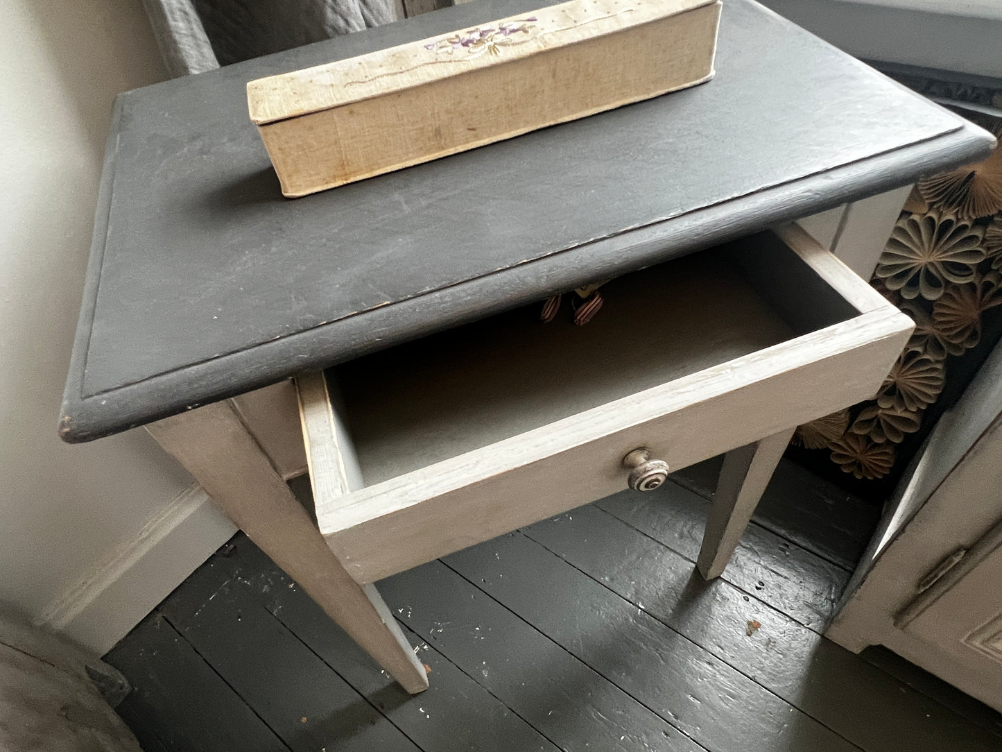 Vintage Side Table / French table with drawer