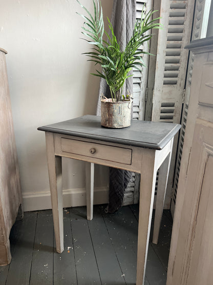 Vintage Side Table / French table with drawer