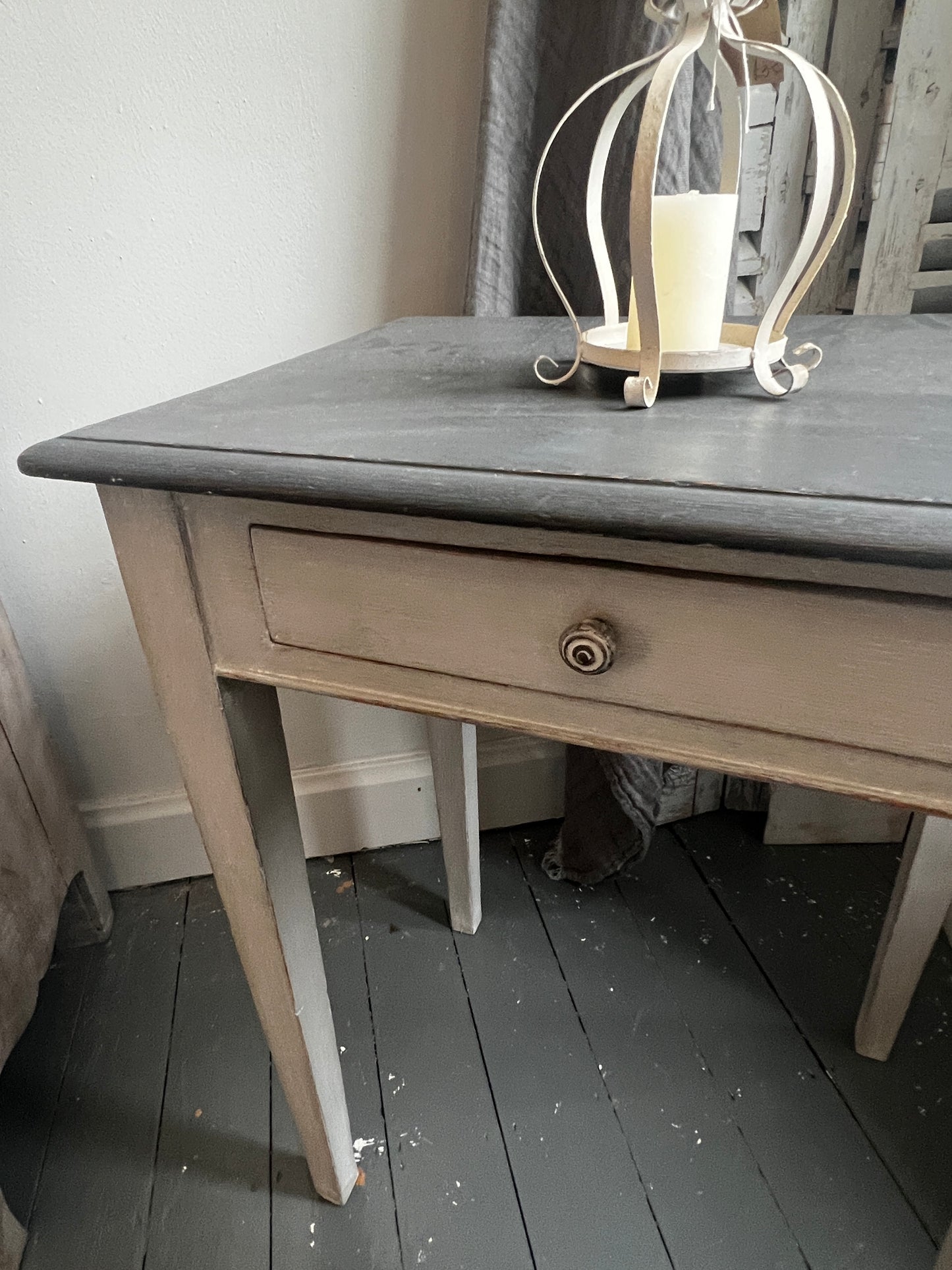 Vintage Side Table / French table with drawer