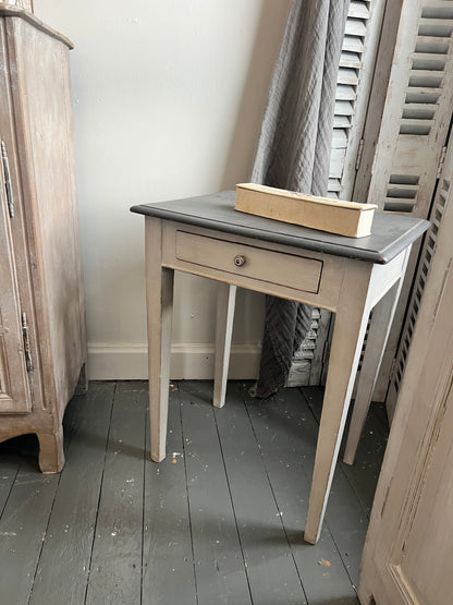 Vintage Side Table / French table with drawer