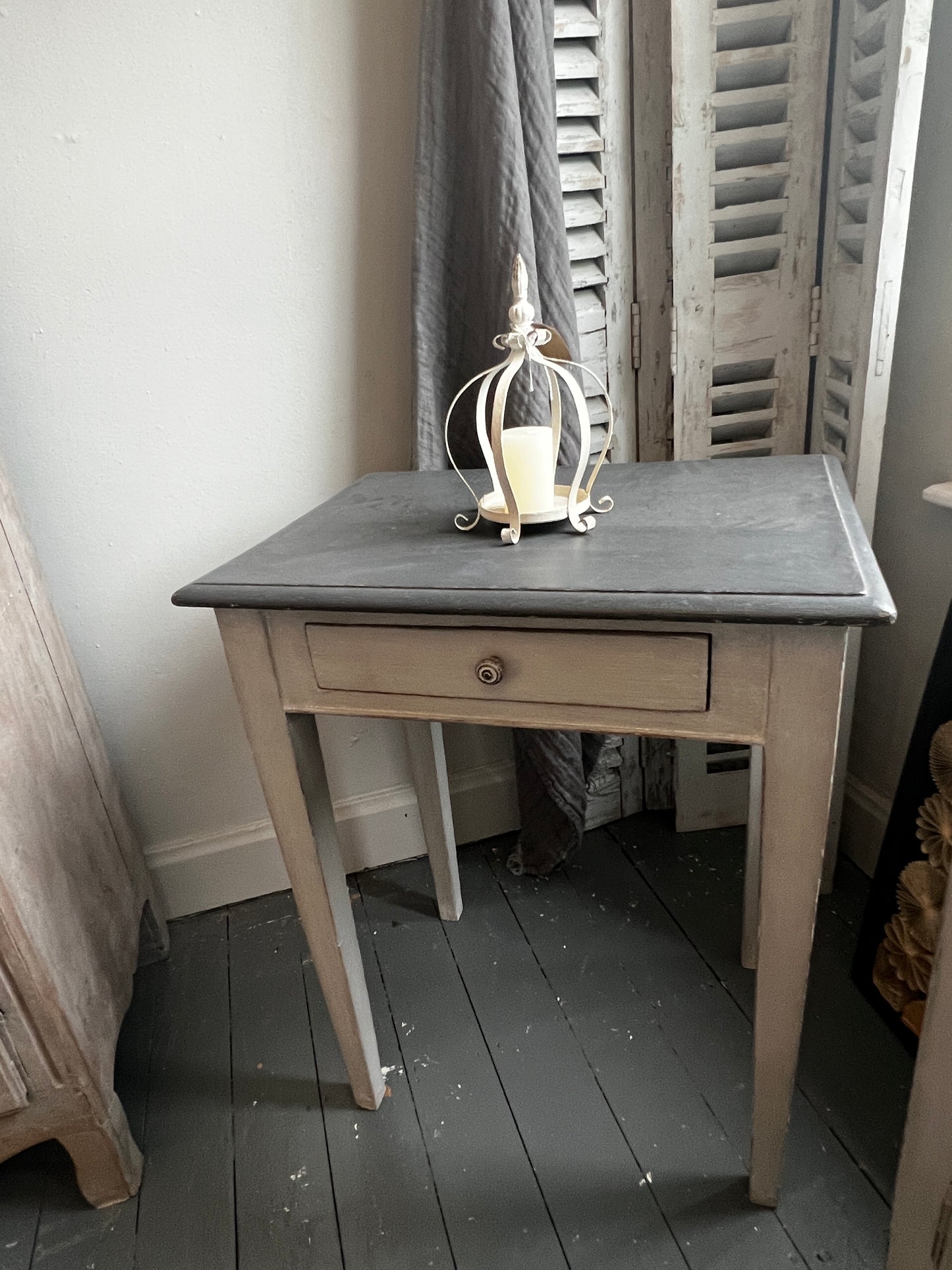 Vintage Side Table / French table with drawer