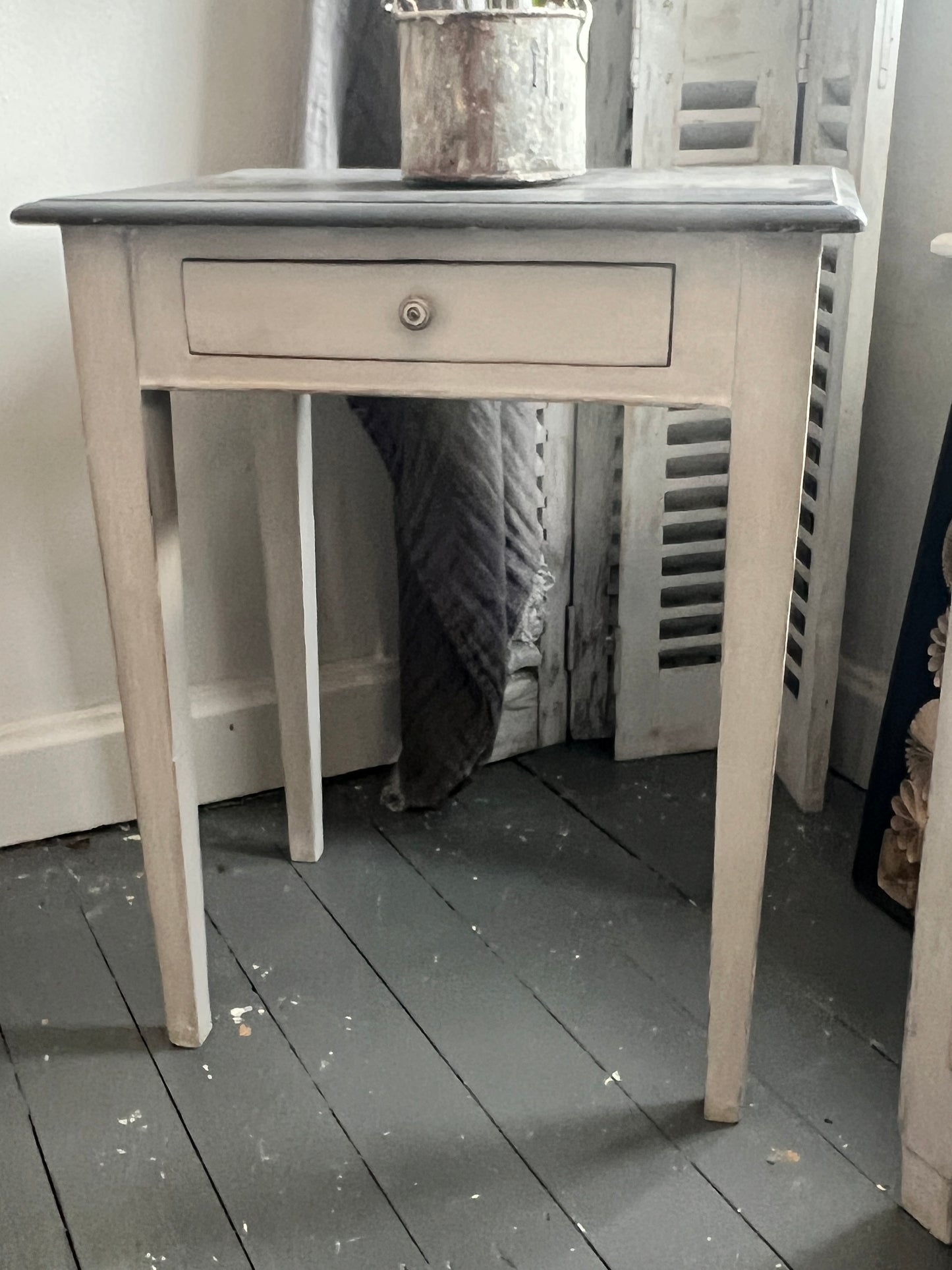 Vintage Side Table / French table with drawer